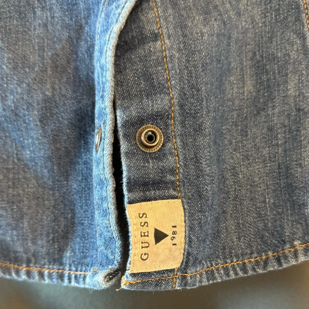 💙 Guess Blue Denim Snapped Button-Down 1981 Shirt Size Small/Extra Small - Picture 3 of 7